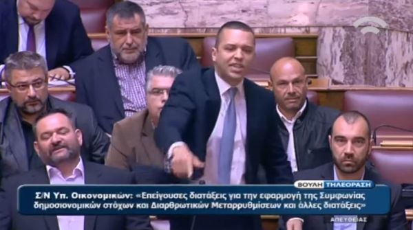 Πολυνομοσχέδιο-Βουλή: Άρχισαν τα όργανα-Πέταξε cd ο Κασιδιάρης