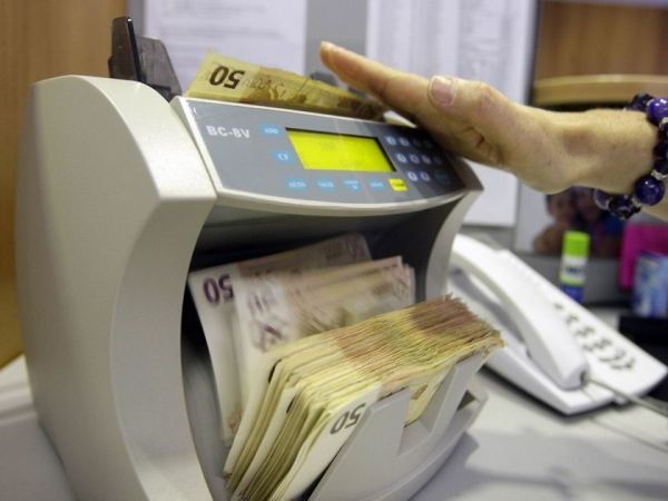 Δυσαρέσκεια στις τράπεζες από τις αλλαγές στο σ/ν της Λούκα Κατσέλη – Νέες απειλές για πάγωμα δανείων