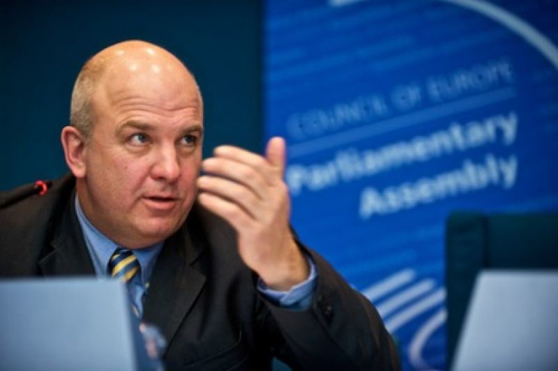 Επίτροπος Μουϊζνιεκς: «Όχι στα μέτρα ελέγχου της μετανάστευσης»