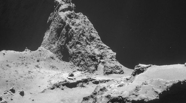 Με το ένα πόδι στο κενό το Philae φωτογραφίζει τον κομήτη