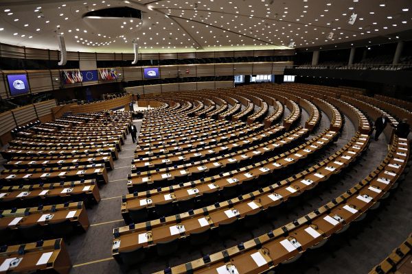 ΕΕ: Νέο πλαίσιο χρηματοδότησης των πολιτικών κομμάτων