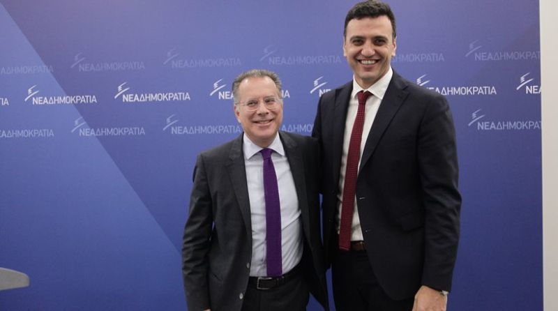 Ο Κουμουτσάκος παρέδωσε στον Κικίλια