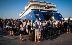 Αλλαγές σε μετακινήσεις με πλοία και αεροπλάνα από Δευτέρα