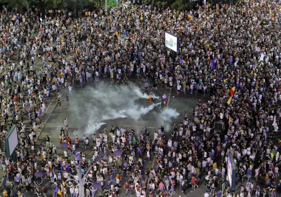 Πολιτική αναταραχή και διαδηλώσεις με τραυματίες στη Ρουμανία