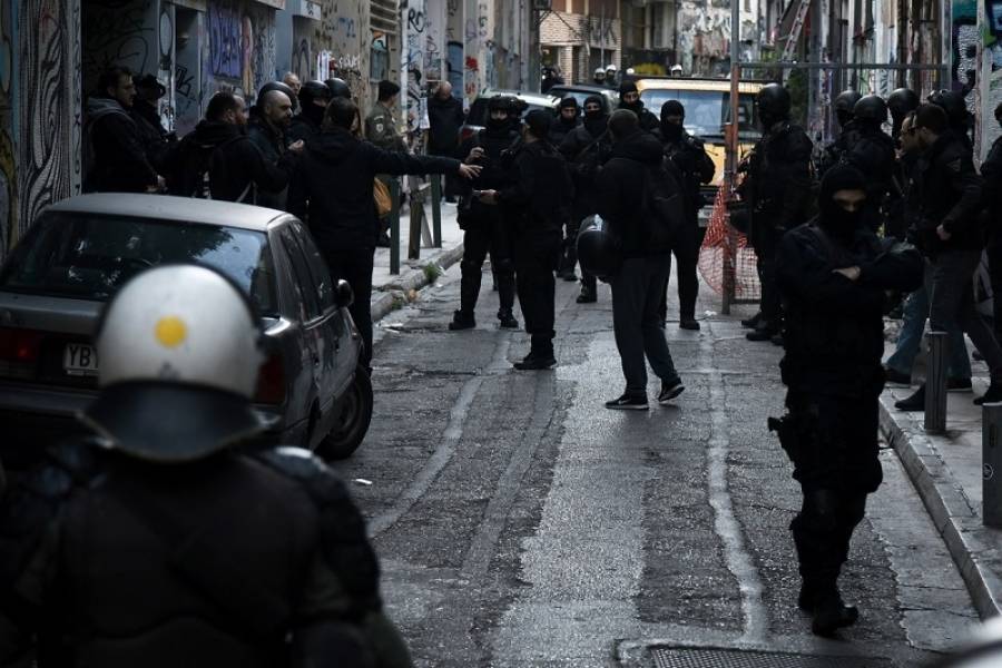 Εξάρχεια: Νέα επίθεση με πέτρες κατά των ΜΑΤ- Δύο προσαγωγές