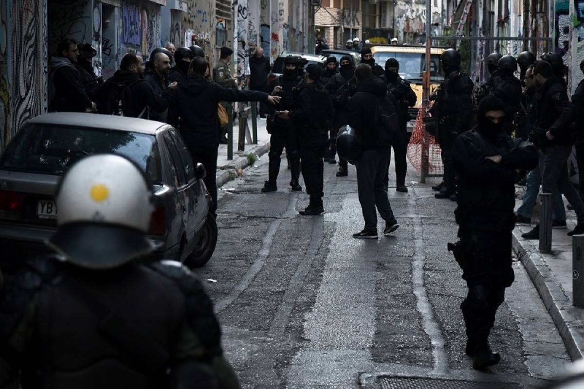 Εξάρχεια: Νέα επίθεση με πέτρες κατά των ΜΑΤ- Δύο προσαγωγές