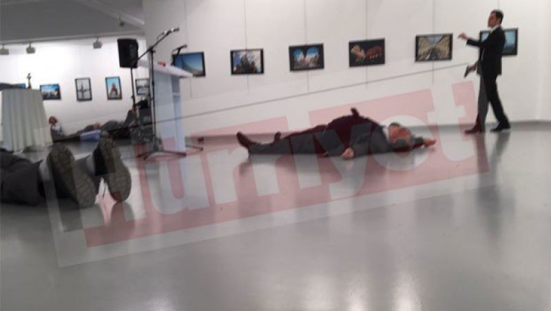 Εν ψυχρώ δολοφονία του Ρώσου πρέσβη στην Άγκυρα-Τούρκος αστυνομικός ο δολοφόνος