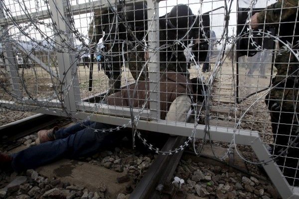 Πρόσφυγες έριξαν περίφραξη στα Διαβατά για να φύγουν για Ειδομένη