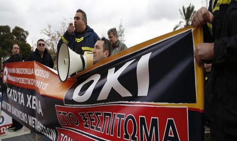 Πολυάριθμη διαμαρτυρία πυροσβεστών έξω από τη Βουλή
