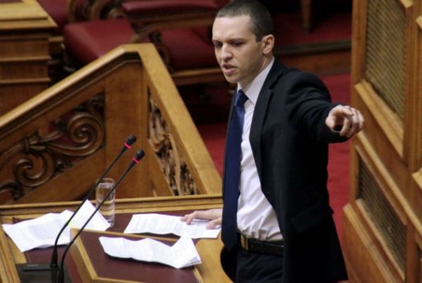 Μαινόμενος Κασιδιάρης: Ηλίθιος ο Τσίπρας, πουλημένοι οι υπουργοί του (video)