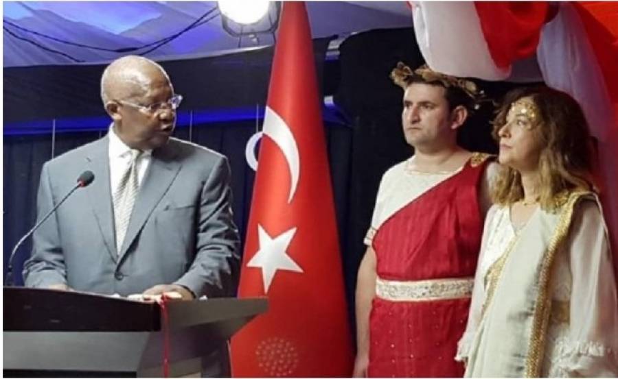 Τουρκάλα πρέσβειρα στην Ουγκάντα ντύθηκε... Ωραία Ελένη και απολύθηκε!