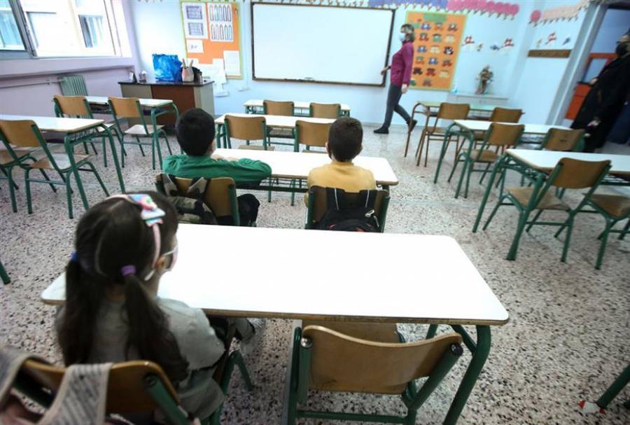 Η τραγελαφική ανάρτηση Τσίπρα και η εποικοδομητική πρόταση του ΠαΣοΚ για το άνοιγμα των σχολείων