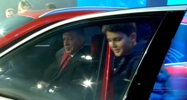 Ο Ερντογάν έκανε test-drive στο πρώτο τουρκικό ηλεκτρικό αυτοκίνητο (video)