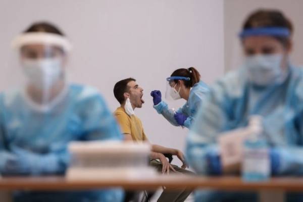 Εύβοια: Θετικοί σε κορονοϊό 7 Σέρβοι τουρίστες στο Πευκί
