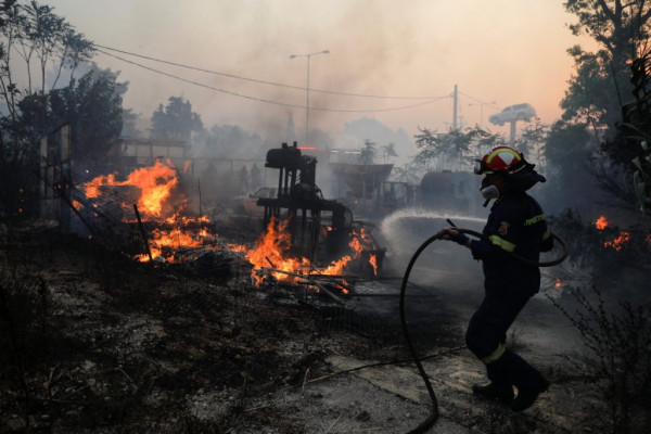 Φωτιά στην Πεντέλη: Σε ύφεση το μεγαλύτερο μέρος