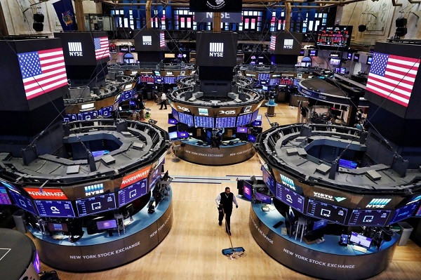 Ανοδικό ριμπάουντ για τη Wall Street, σε τροχιά εβδομαδιαίων κερδών