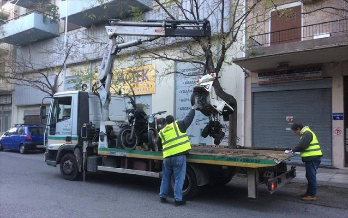 «Σκούπα» του Δήμου Αθηναίων σε εγκαταλελειμμένα δίκυκλα