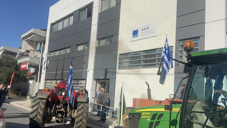 Μεσσηνία: Συμβολικός αποκλεισμός της ΑΑΔΕ στην Καλαμάτα από αγρότες και κτηνοτρόφους