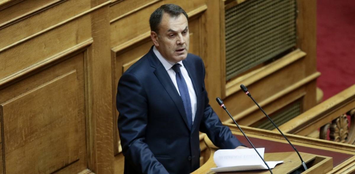 Στο νοσοκομείο ο υπoυργός Άμυνας έπειτα από τσίμπημα μέλισσας