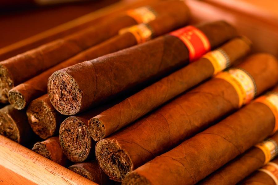 Παρουσίαση σειράς πούρων από τον πρόεδρο και αντιπρόεδρο της HABANOS