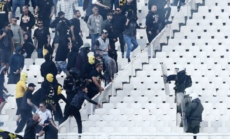 Tελικός Κυπέλλου: Ξύλο, δακρυγόνα και τραυματίες εντός και εκτός ΟΑΚΑ