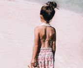 Τι κάνουμε αν κάτι τσιμπήσει το παιδί στη θάλασσα;
