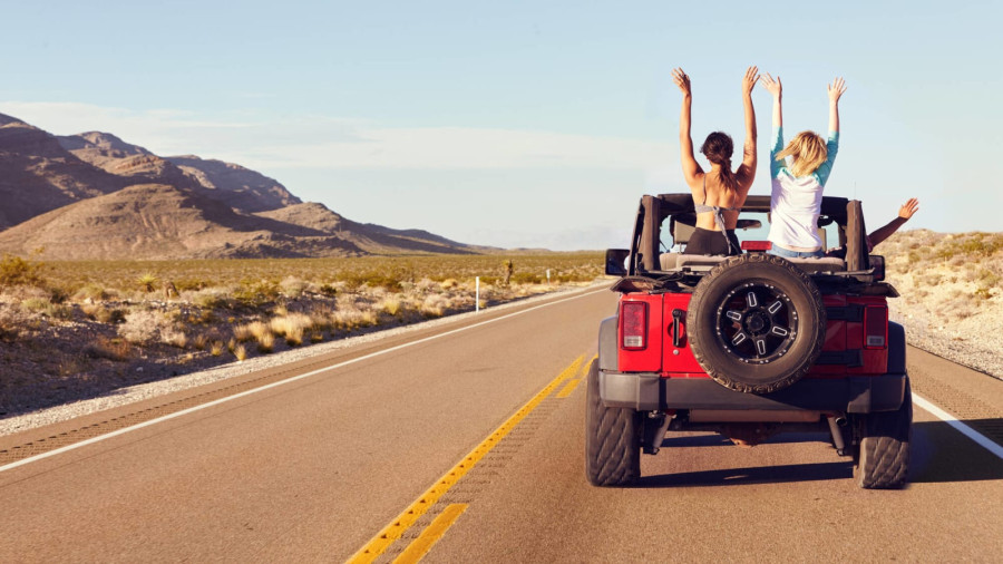 Booking.com: Το 51% των Ελλήνων ταξιδιωτών σχεδιάζει road trips