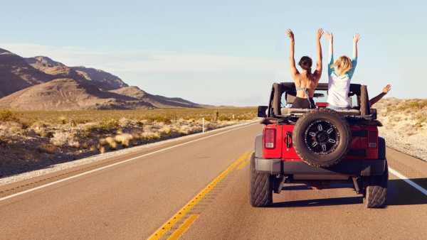 Booking.com: Το 51% των Ελλήνων ταξιδιωτών σχεδιάζει road trips