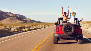 Booking.com: Το 51% των Ελλήνων ταξιδιωτών σχεδιάζει road trips