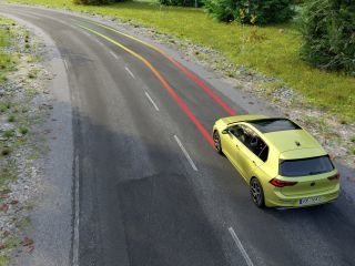 Και τι δεν κάνει το σύστημα Travel Assist στο νέο GOLF: Επιταχύνει, φρενάρει, αλλάζει πορεία, όλα μόνο του!