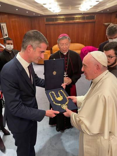 Ο Μπακογιάννης τίμησε τον Πάπα