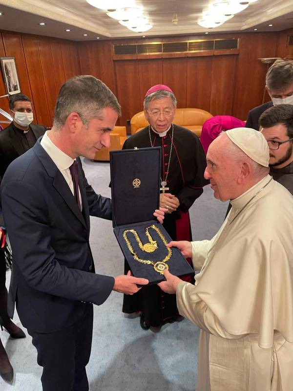 Ο Μπακογιάννης τίμησε τον Πάπα