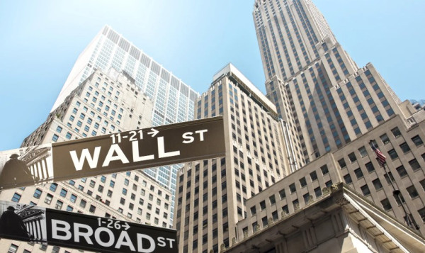 «Κόπωση» στη Wall Street: Ο Dow Jones χάνει έδαφος μετά τα ρεκόρ