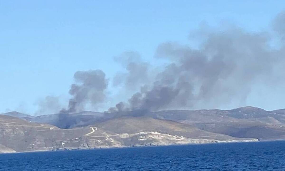 Για δεύτερη μέρα μαίνεται η πυρκαγιά στην Κέα