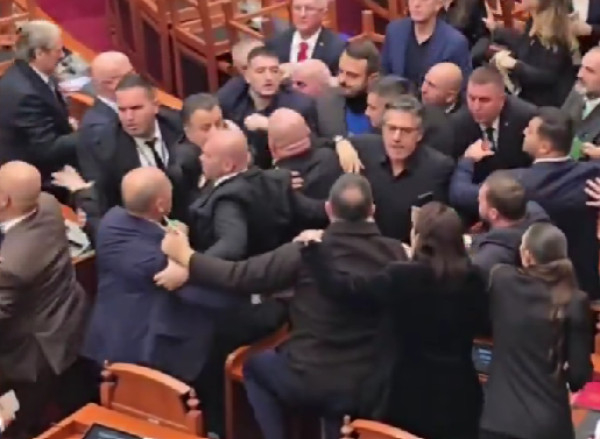 Αλβανία: Πεδίο μάχης η Βουλή με άγριο ξύλο – «Εγκληματικό κοινοβούλιο» φώναζε η αντιπολίτευση