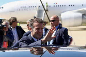 Μακρόν: Στη Σούδα για επιθεώρηση στο «Σαρλ ντε Γκολ» - Τον υποδέχθηκε ο Δένδιας