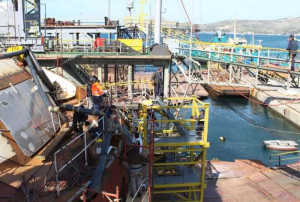 Φωτιά σε επιβατηγό οχηματαγωγό πλοίο στη Ναυπηγοεπισκευαστική Ζώνη Περάματος