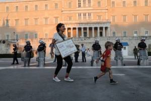 Κορονοϊός: Ποινικές διώξεις για τους αρνητές της μάσκας