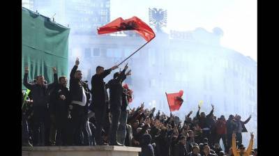 Αλβανία: Διαδηλώσεις και συγκρούσεις έξω από τη Βουλή