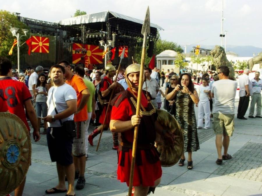 Η… ταυτόχρονη «προδοσία» Τσίπρα-Ζάεφ