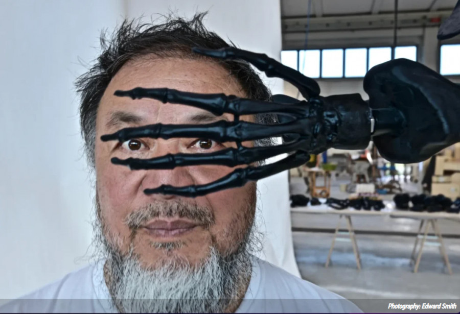 Ai Weiwei: Ο διάσημος καλλιτέχνης κατασκεύασε ένα πελώριο γυάλινο γλυπτό στη μνήμη των θυμάτων του Covid
