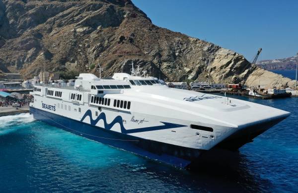 Σαντορίνη: Προσωρινή απαγόρευση απόπλου του επιβατηγού ταχύπλοου ''POWER JET'