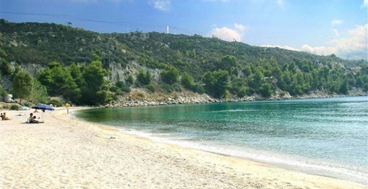 Κατεδαφίζουν περίφραξη για να ανοίξει δίοδος στη θάλασσα στη Χαλκιδική