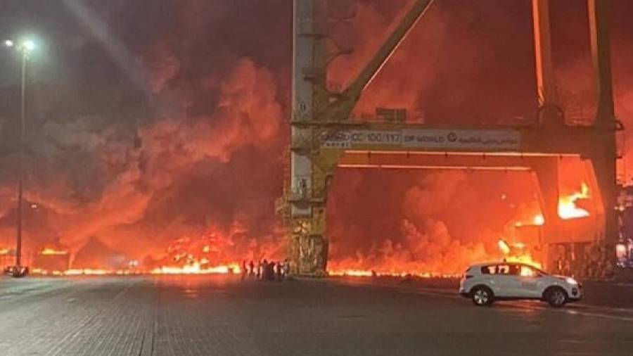 Τεράστια έκρηξη σε φορτηγό πλοίο σε λιμάνι του Ντουμπάι