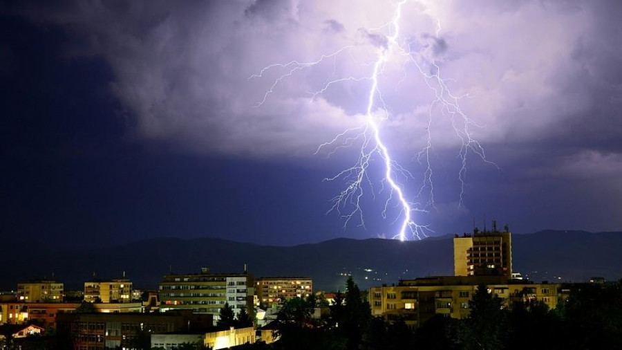 Η κακοκαιρία «σάρωσε» τη χώρα: Οι δρόμοι έγιναν ποτάμια μέσα σε λίγα λεπτά