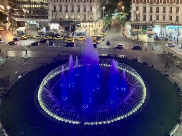 Στα γαλανόλευκα το συντριβάνι της Ομόνοιας για την 28η Οκτωβρίου