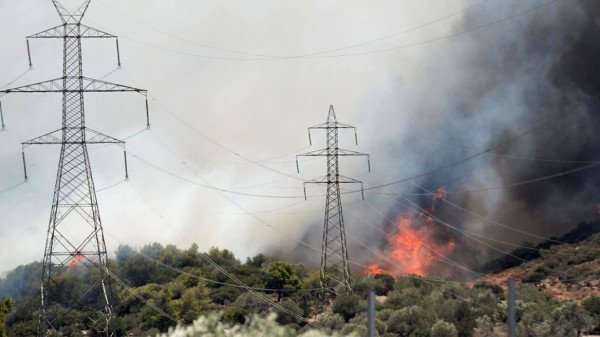 Κουβαράς Αττικής: Διακοπή κυκλοφορίας στη Λεωφόρο Αναβύσσου λόγω της πυρκαγιάς