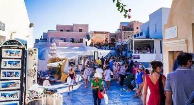 Reuters: Η Ελλάδα ετοιμάζεται για άνοιγμα τουρισμού από τον Μάιο