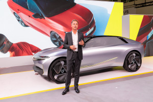Το Opel Experimental και το νέο λογότυπο της Opel συμβολίζουν το ηλεκτρικό μέλλον της μάρκας