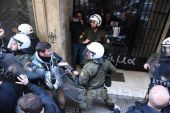 Κολωνάκι: Ένταση και χημικά σε συγκέντρωση κατά των πλειστηριασμών